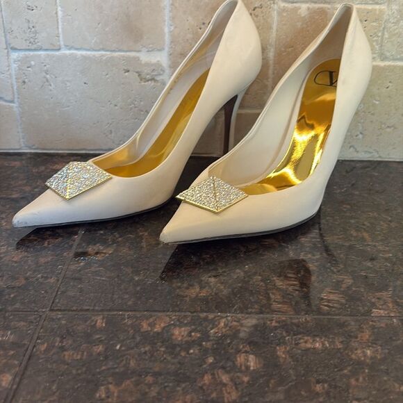 Valentino One Stud 100 Patent rhinestones, Pump, cream size 37.5/7 $1400 - Picture 6 of 14